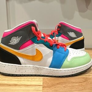 Jordan Kids' Grade School Air
Jordan 1 Mid SE Basketball
Shoes size 6Y